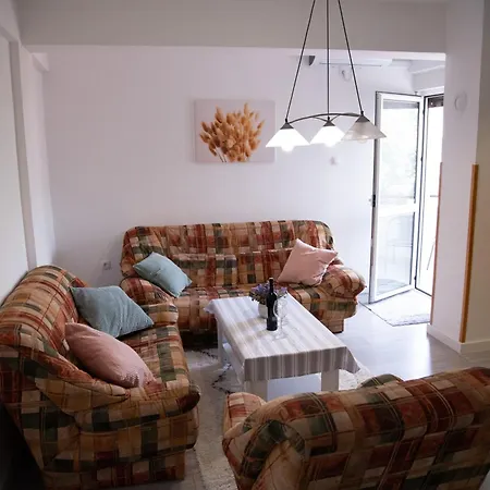 Ana * Τρέμπινιε